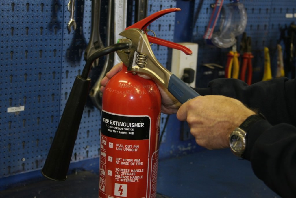 fire-extinguisher-servicing-and-maintenance2-ee62dc99804ba0d9da13213e039b376a